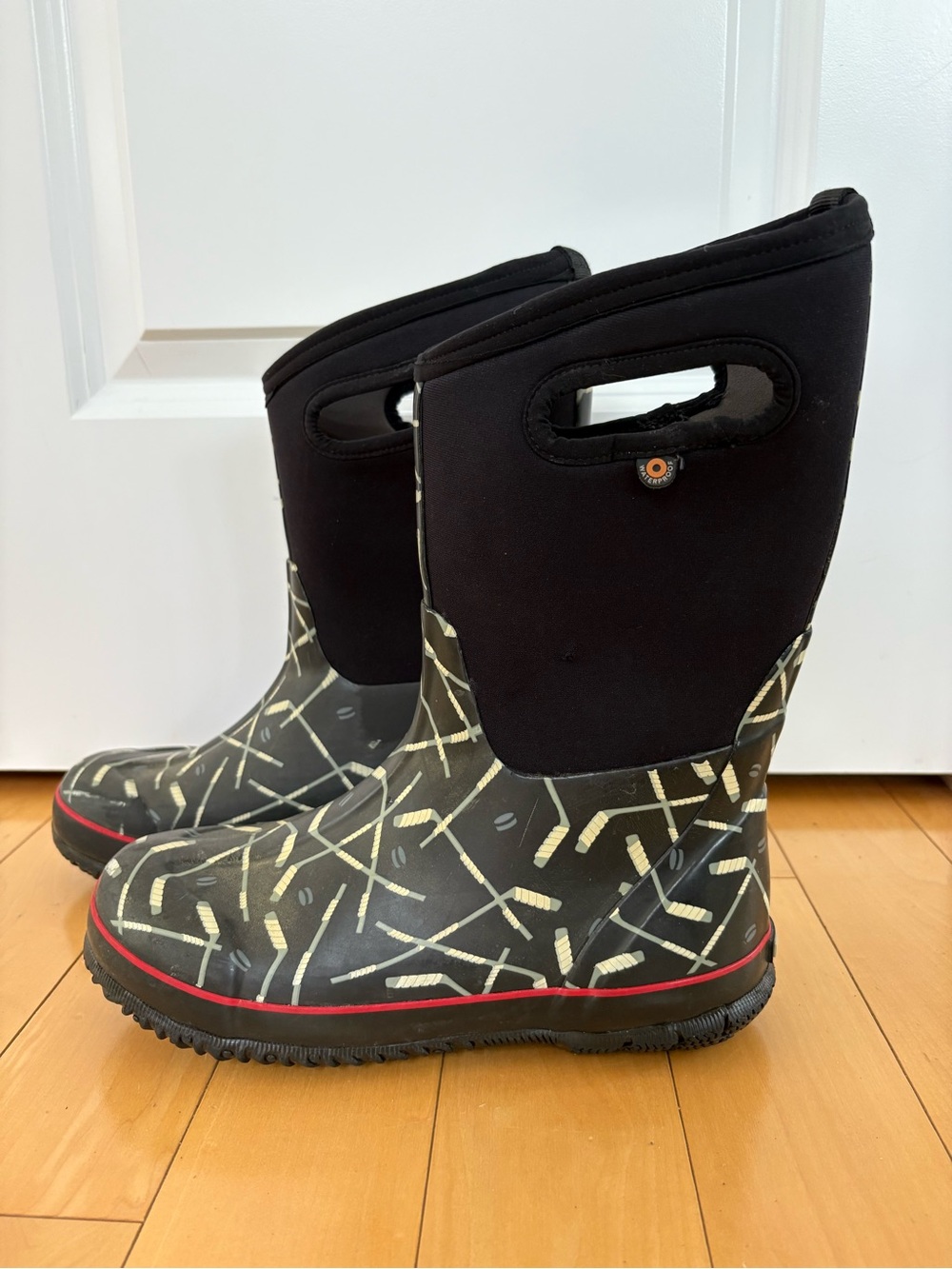 Kids Black Bogs Hockey Patterned Winter Boots Waterproof Rated to -30 Size 6